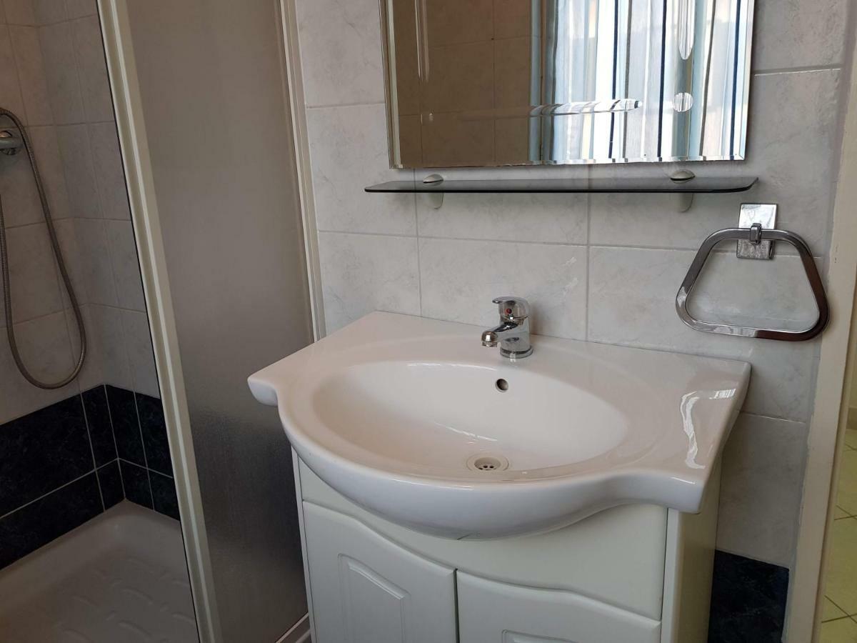 Mare Azzurro Apartments Pula Extérieur photo